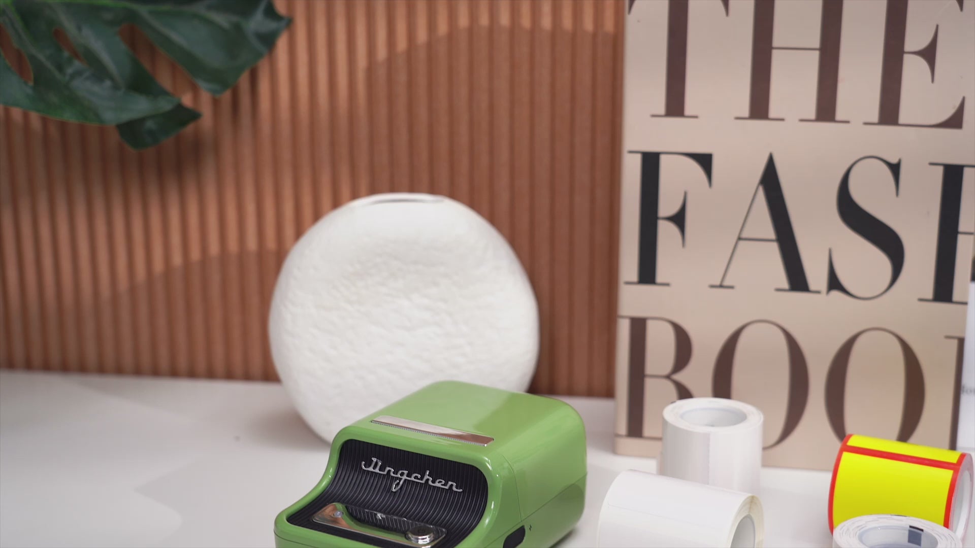 Load video: B21 Pro Labelprinter - Creamy White